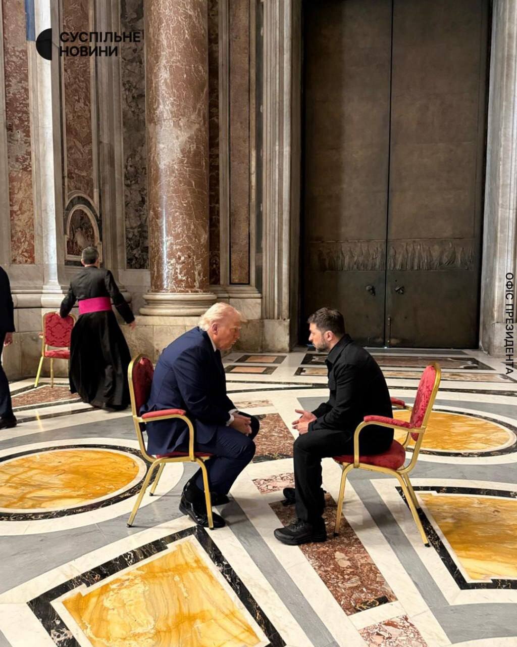 عکس تاریخی از شیوه دیدار ترامپ و زلنسکی در تشییع جنازه پاپ