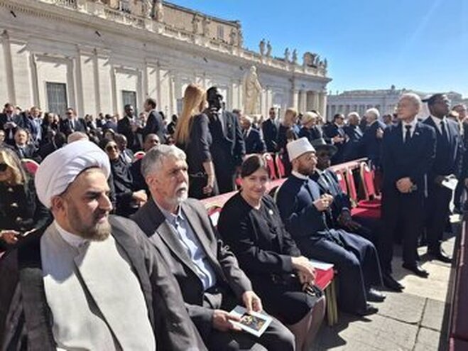 قاب دیدنی؛ فاصله هیات ایرانی با دونالد ترامپ و ملانیا در واتیکان | عکس