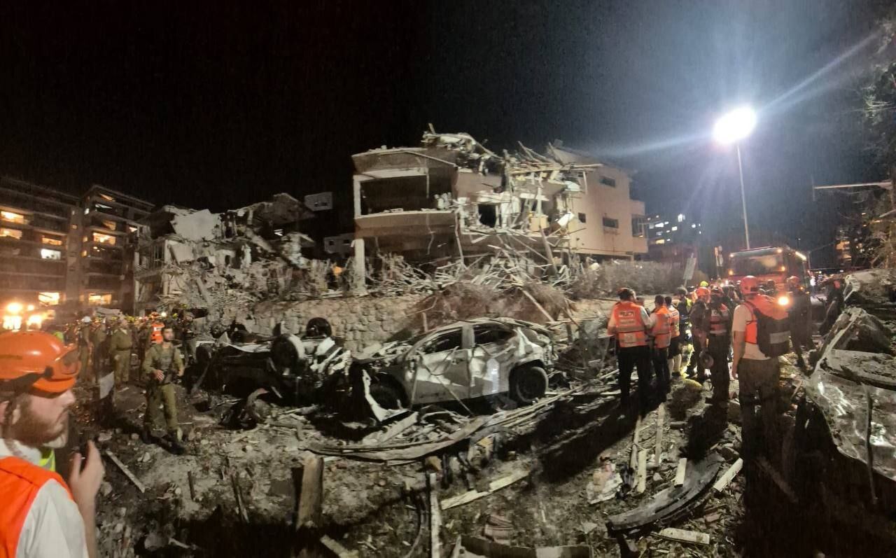 تصاویری از خسارات موشک‌های سپاه به خیابان‌ها و ساختمان‌های تل‌آویو