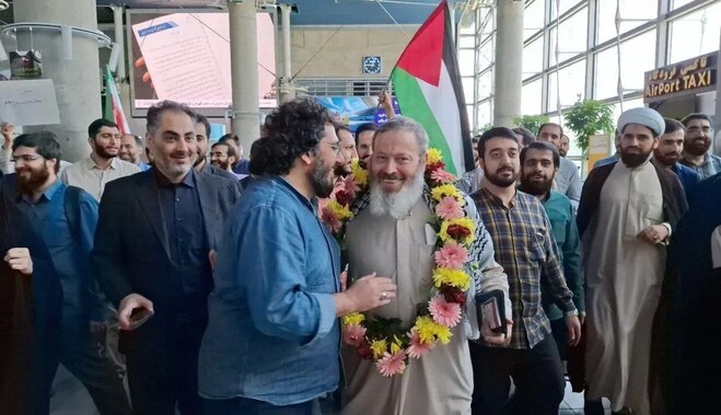 تصاویر استقبال با حلقه گل و پرچم فلسطین و حزب‌الله برای روحانی جنجالی در فرودگاه
