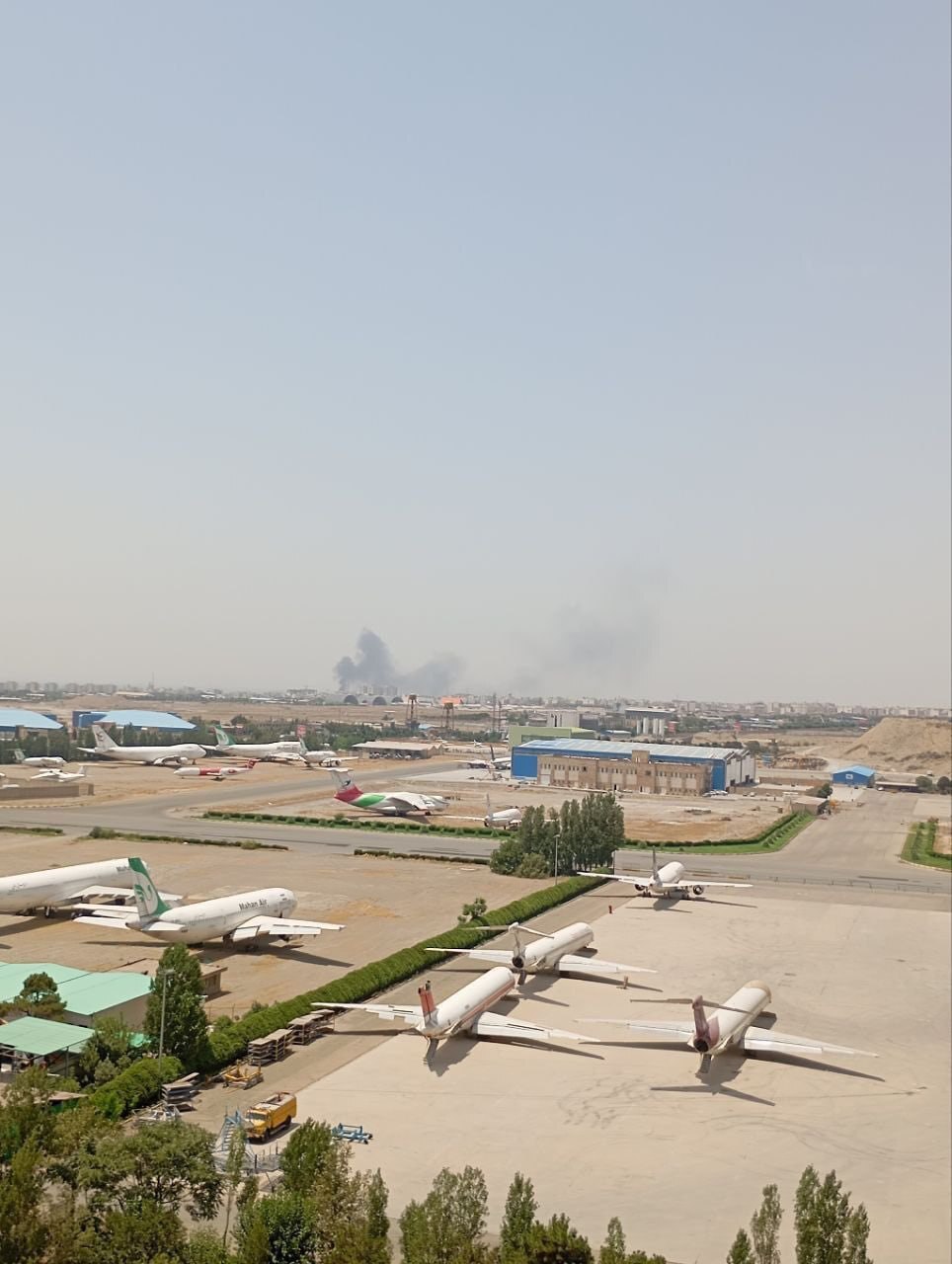 اولین تصویر از ستون دود در اطراف مهرآباد؛ کدام منطقه آتش گرفته؟ +فیلم