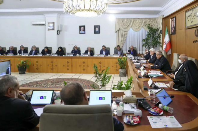 مدل پیشنهادی عجیب یک اقتصاددان به پزشکیان برای گرانی؛ بنزین و آب و برق و گاز را می‌گویم!