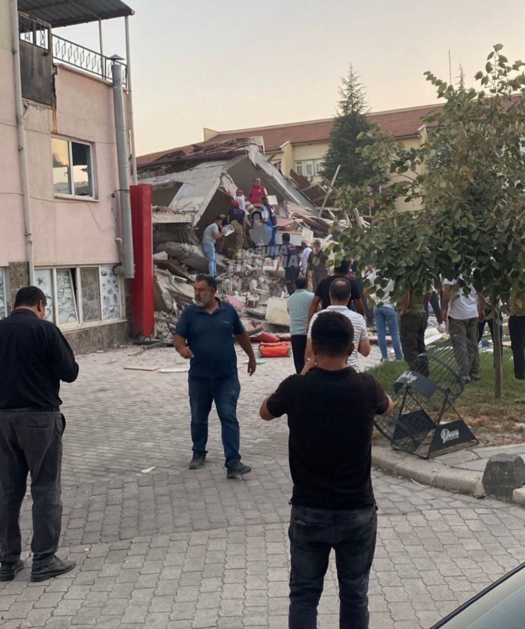 عکسی از ریزش ساختمان و آوار‌های زلزله ۶.۱ ریشتری در ترکیه