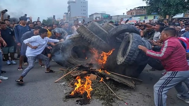 نوجوانان نپالی همسر نخست‌وزیر نپال در آتش خانه‌اش کشتند!