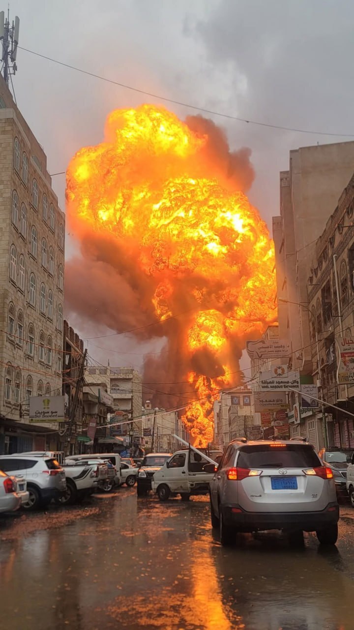 آغاز حملات بیسابقه اسرائیل به یمن؛ از ریاستجمهوری تا انبار شرکت نفت | جواب یک موشک با ۵۰ حمله! +فیلم آغاز حملات بیسابقه اسرائیل به یمن؛ از ریاستجمهوری تا انبار شرکت نفت | جواب یک موشک با ۵۰ حمله! +فیلم