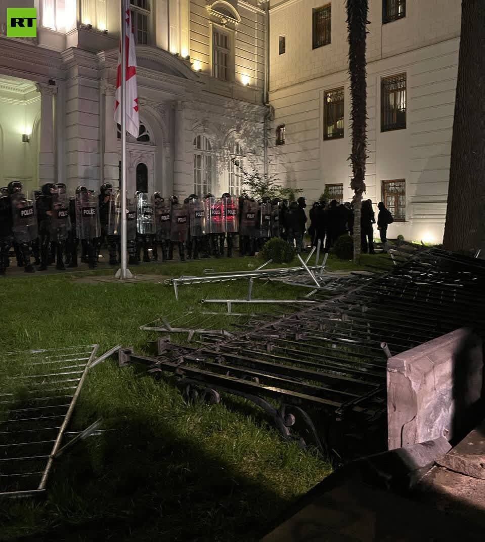 گرجستان بهم ریخت؛ تصاویر یورش مردم به محل سکونت رئیس‌جمهور