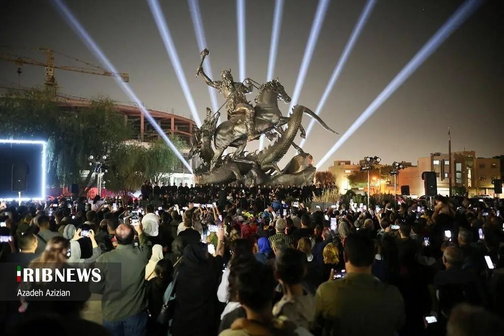 تصاویر استقبال چشمگیر از رونمایی مجسمه غولپیکر اساطیری ایرانی تصاویر استقبال چشمگیر از رونمایی مجسمه غولپیکر اساطیری ایرانی