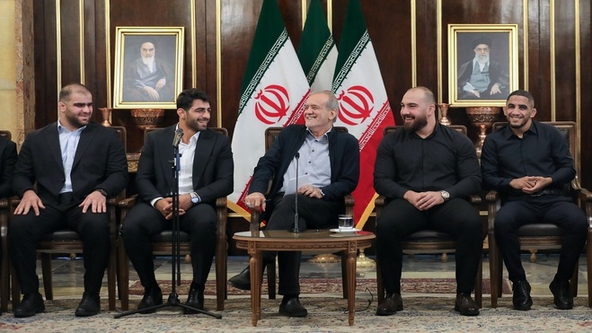 دولت پزشکیان مزد کشتی‌گیران را قبل از خشک شدن عرق داد؛ داخل پاکت چیست؟ (فیلم)