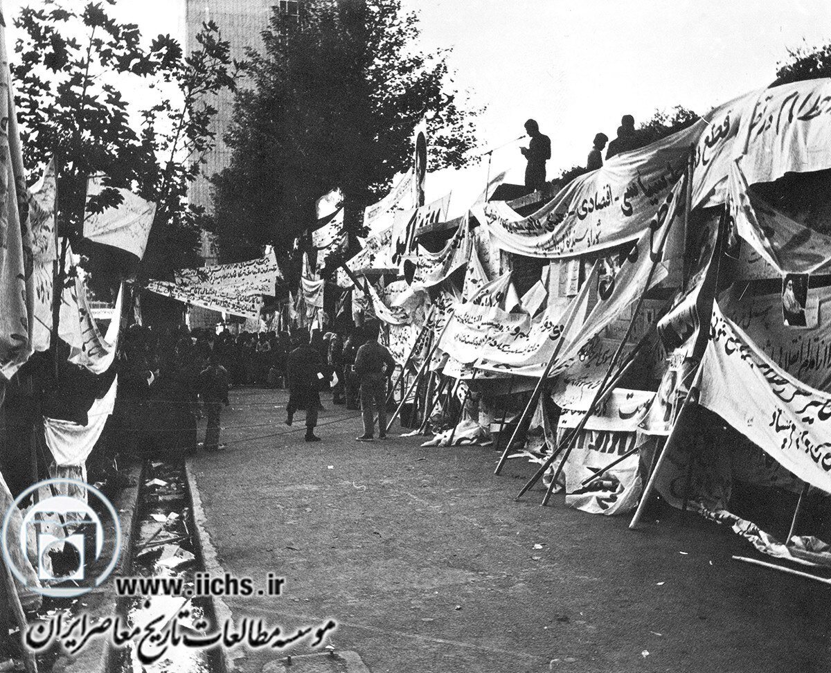 تصاویر دیده نشده از تسخیر سفارت آمریکا؛ از ژاندارم کراواتی تا بیسمچی چادری!