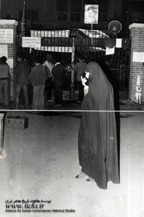 تصاویر دیده نشده از تسخیر سفارت آمریکا؛ از ژاندارم کراواتی تا بیسمچی چادری!