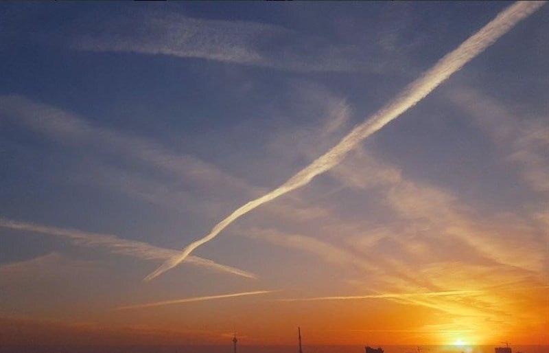 نصاویری از خطوط پرتعداد از دود عجیب آسمان تهران