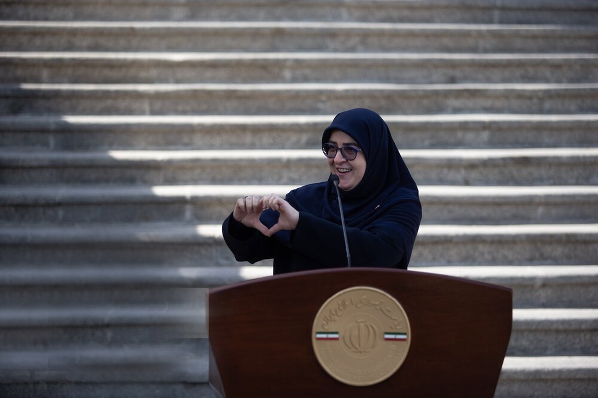 انتقاد از ژست‌گیری قلبی‌قلبی خانم سخنگو؛ برای این رفتار حقوق می‌گیرید؟