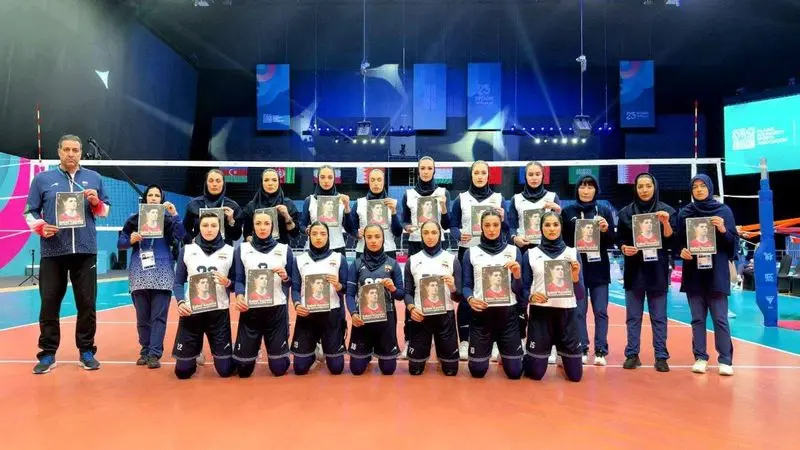 ادای احترام ویژه دختران والیبالیست ایران به صابر کاظمی | عکس