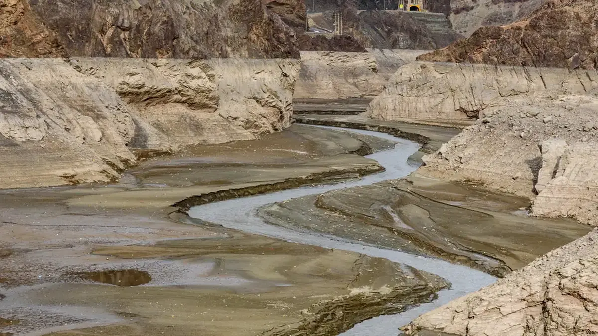 آقای پزشکیان! بگذاریم و برویم، به همین راحتی   فقط کوچاندن و فشار بر مردم را بلدید پس پاسخگو ناکارامدی‌ها کیست؟