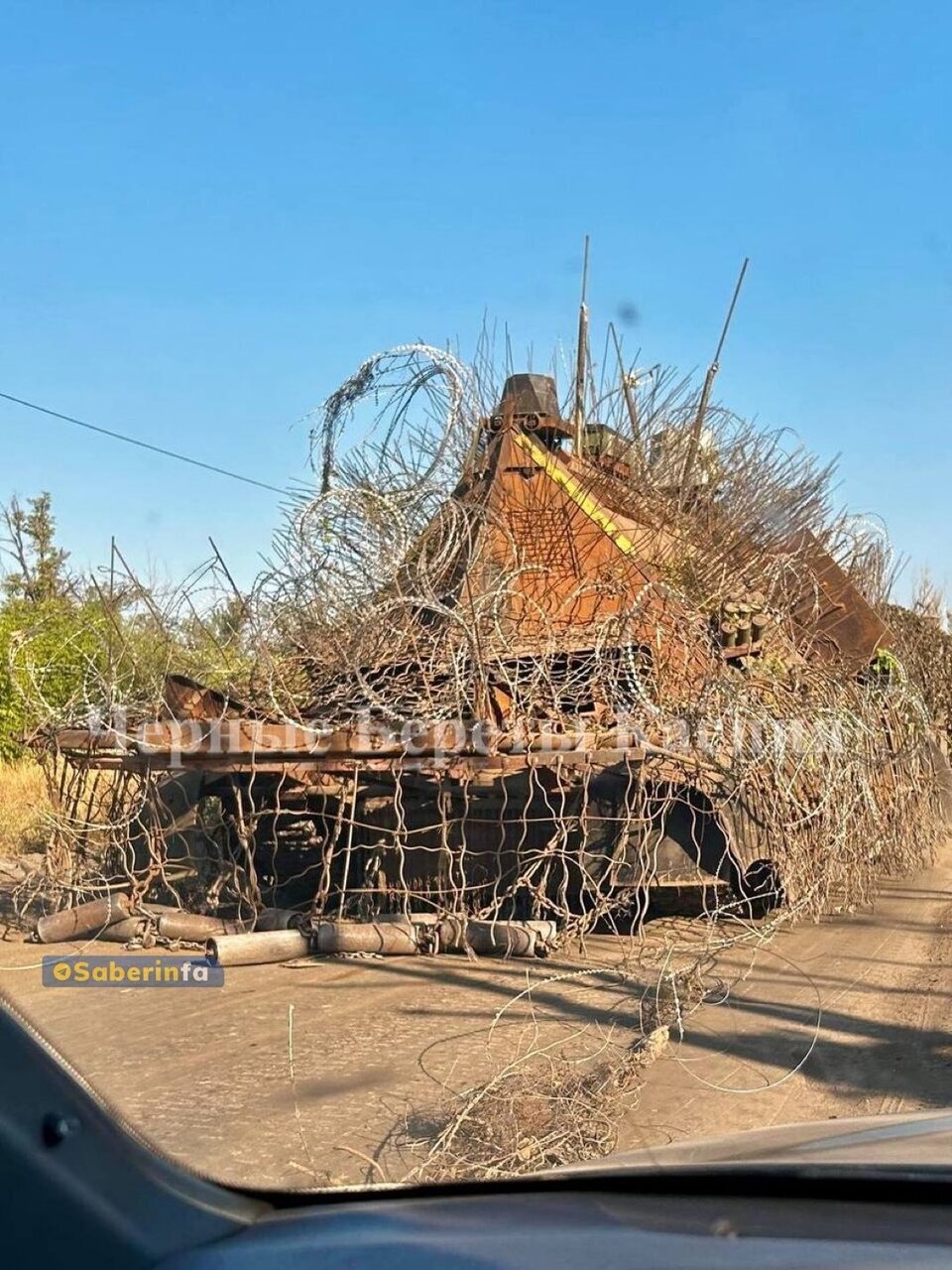 ابتکار عجیب روس‌ها برای جنگ با اوکراین؛ تغییر تانک به کلبه هالووینی! (عکس)