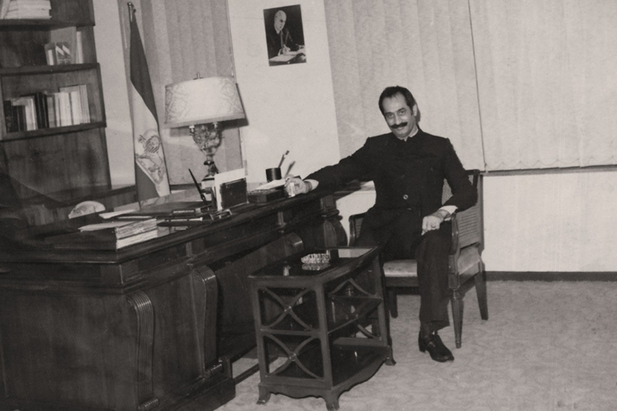 یکم آذر سیاه و شروع قتل‌های زنجیره‌ای از خانه فروهرها؛ جانیان با دسته گل و شیرینی آمدند! +عکس