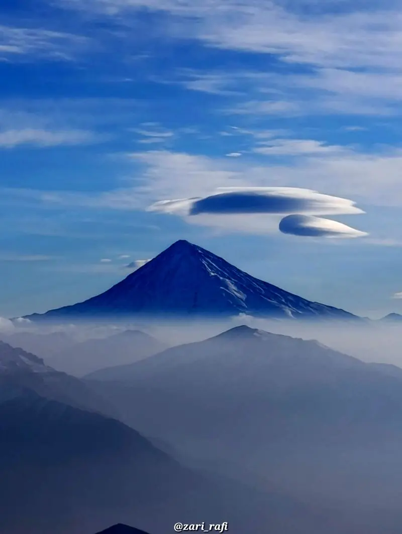 عکسی از تشکیل ابرهای عجیب در قله دماوند امروز جمعه