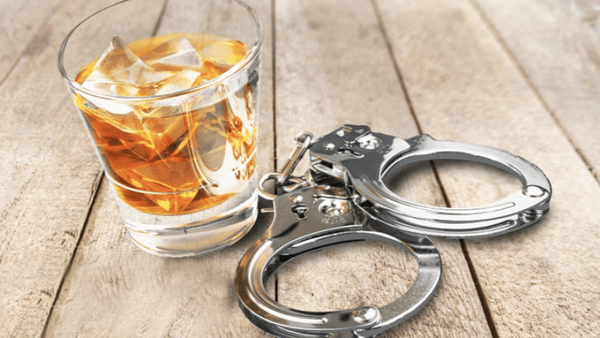 پلیس پارتی مختلط هنرمندان را بهم زد؛ بازداشت ۷ بازیگر مشهور با ۳۸ لیتر مشروب!